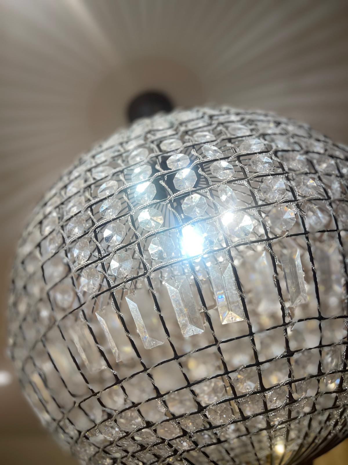 Détail du lustre en cristal de la boutique