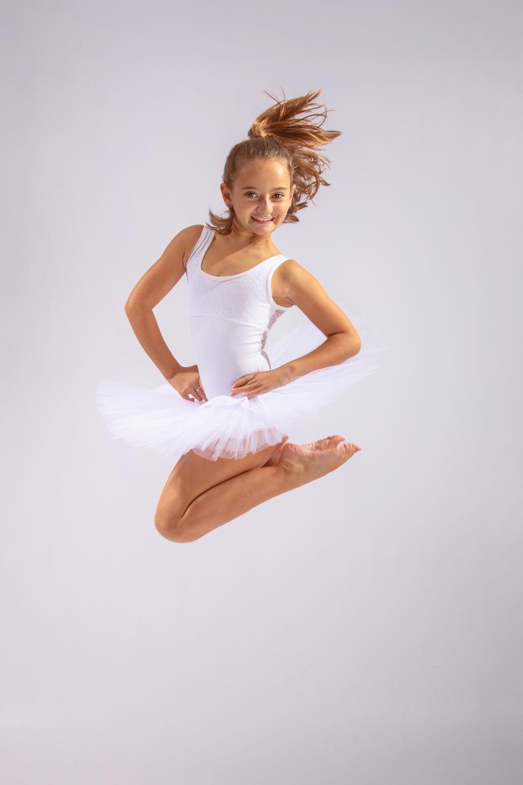 Danseuse en tutu blanc en plein saut