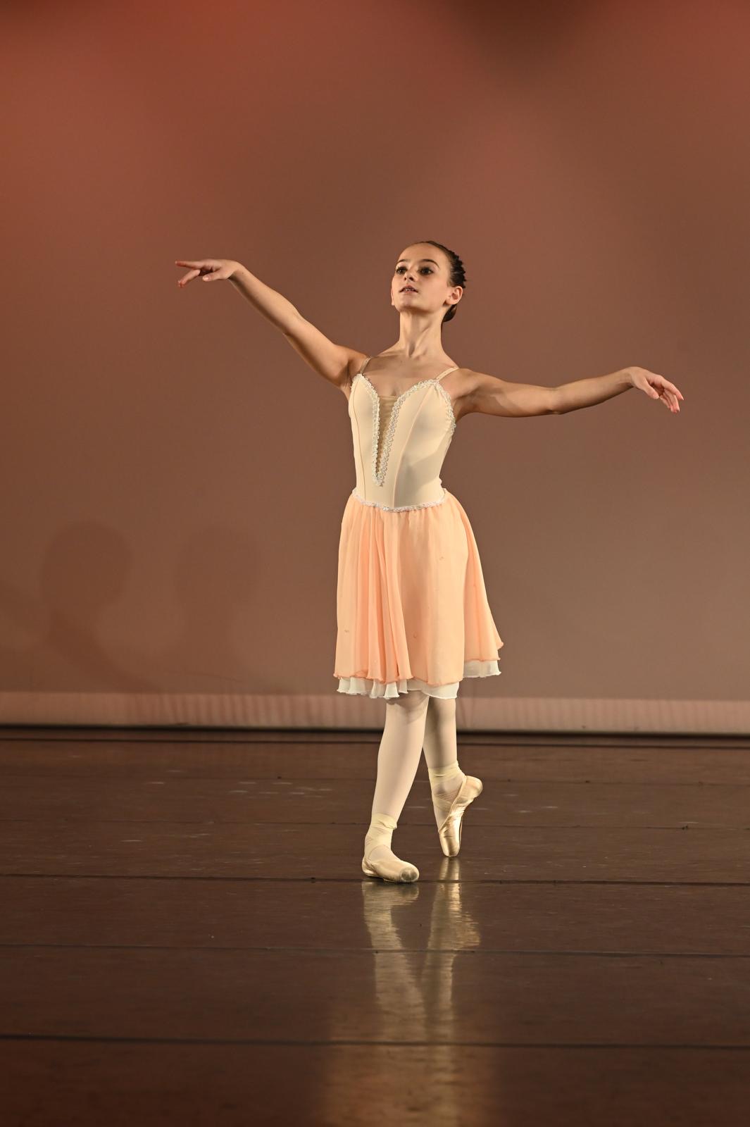 Danseuse en robe pêche sur scène