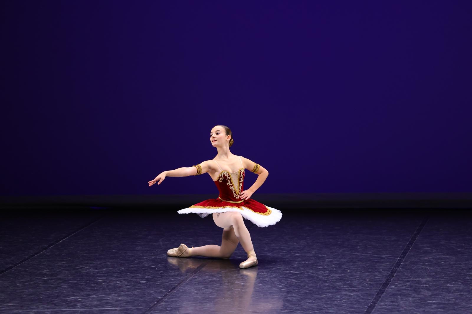 Danseuse en tutu rouge sur scène